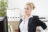 Frau hat Rückenschmerzen im Büro